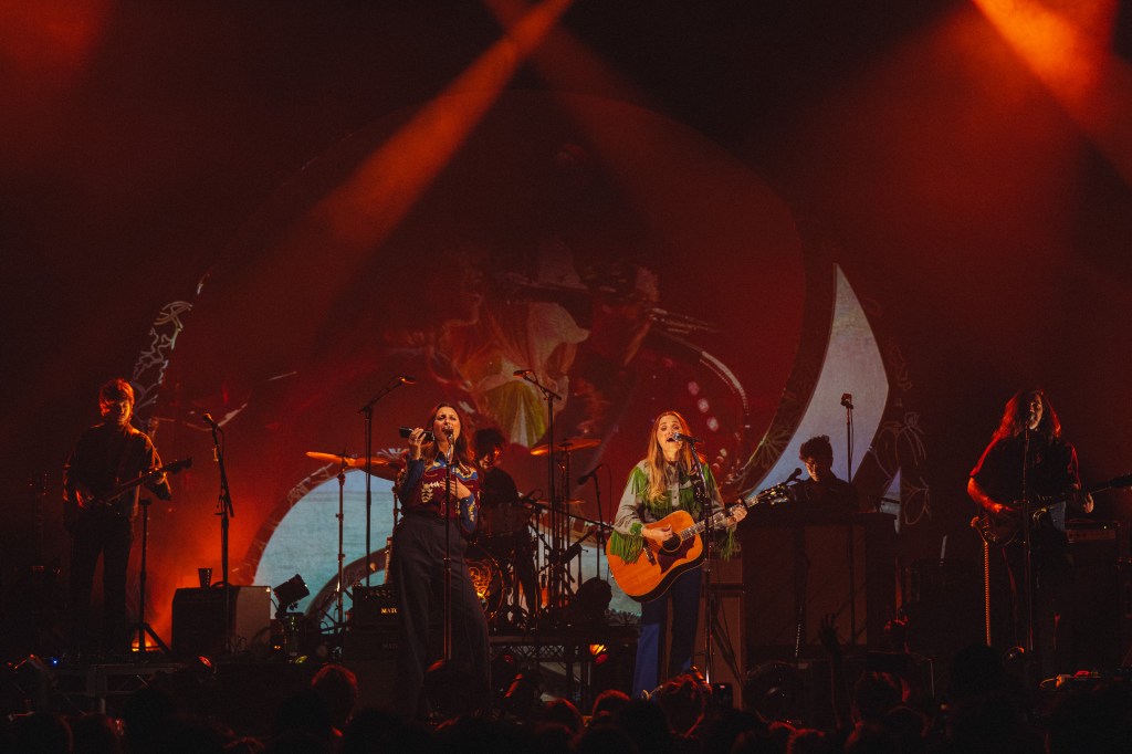 Aly & AJ’s Silver Deliverer Tour Wows&nbsp;Pittsburgh!